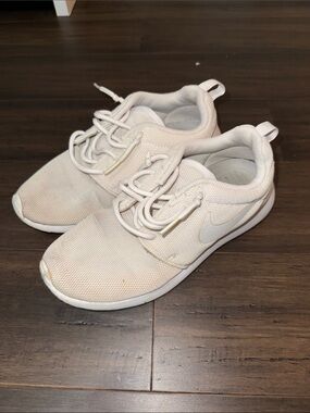 White Athletic Sneakers - Casual Everyday Shoes Nike Roshes
